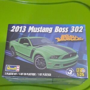REVELL 2013 FORD MUSTANG BOSS 302 MODEL KIT.